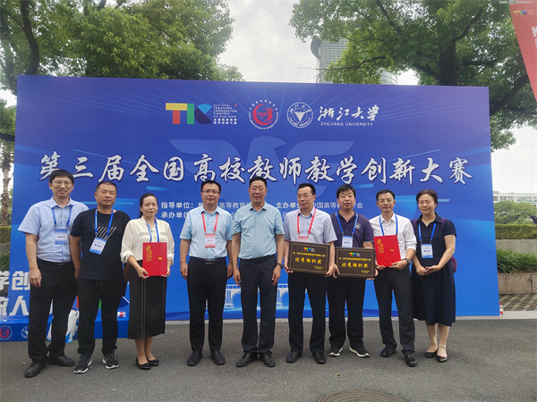 河北省教育厅领导与新葡萄获奖选手合影.jpg